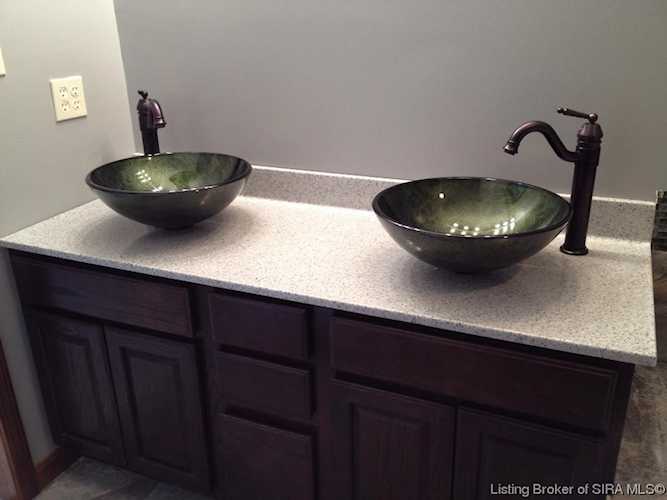 203 Summit Parkway Borden, IN 47106 MLS 202405002