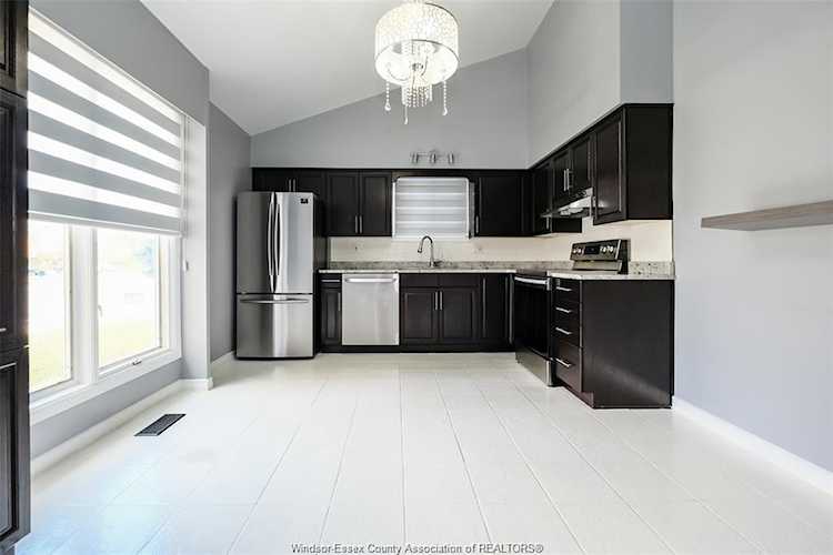 3206 Forest Glade Dr Windsor, ON N8R 1X3 MLS® 24003075