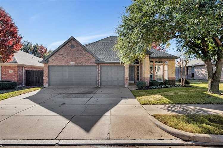 PHOTOS & DETAILS 5921 Parkplace Drive, Denton, TX 76226 For Sale MLS
