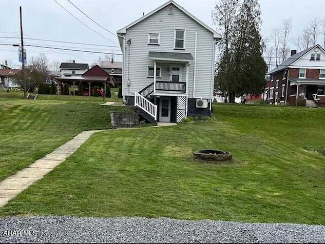 1028 Yellow Springs Dr in Williamsburg, PA