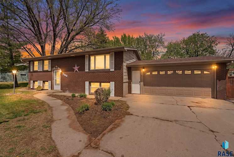 Front view of 2108 E Sylvan Cir, Brandon, SD