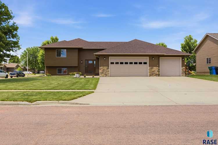 Front exterior view of 2301 N Devon Ave, Tea, SD