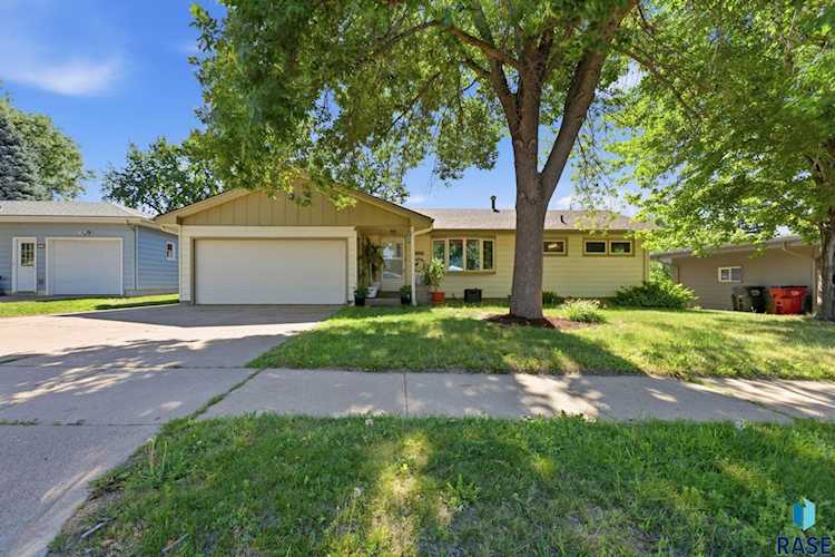 Front exterior view of 2800 S Western Ave, Sioux Falls, SD
