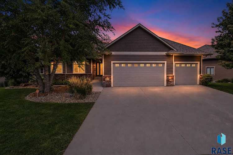 Front exterior view of 1817 S Copper Crest Cir, Sioux Falls, SD