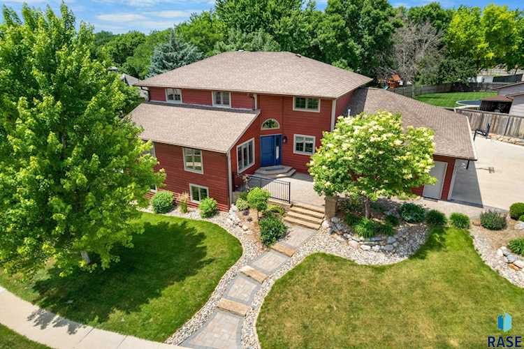 Front exterior of 4513 S Southridge Dr, Sioux Falls, SD