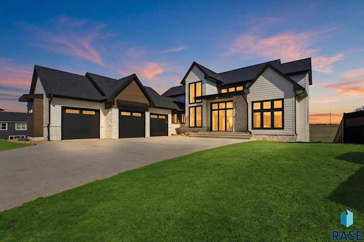 Front exterior of 7312 E Agate Cir, Sioux Falls, SD