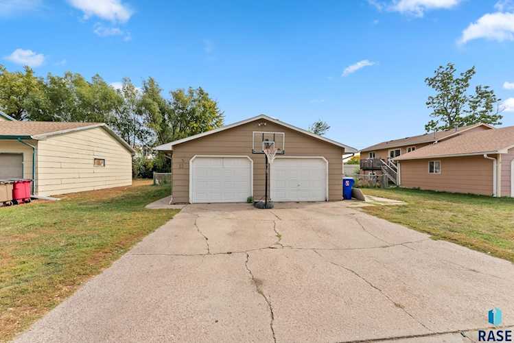 Front view of the duplex at 616-618 N Garfield Ave, Sioux Falls, SD