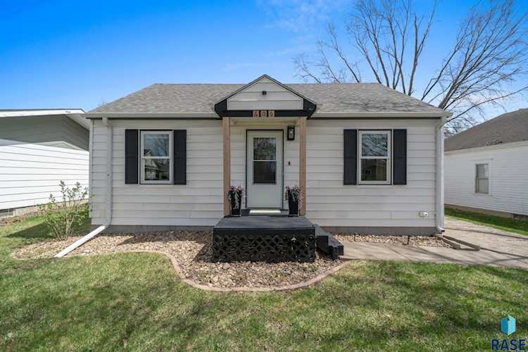 Front exterior of 606 S 3rd St, Beresford, SD