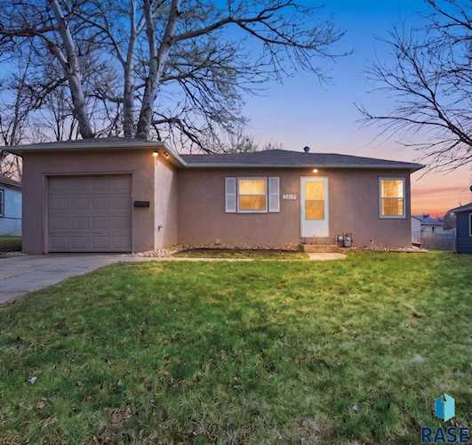 Front view of 2917 E 18th St, Sioux Falls, SD