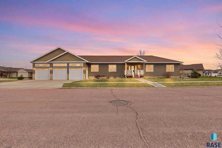 Front exterior of 1500 E Birch St, Brandon, SD
