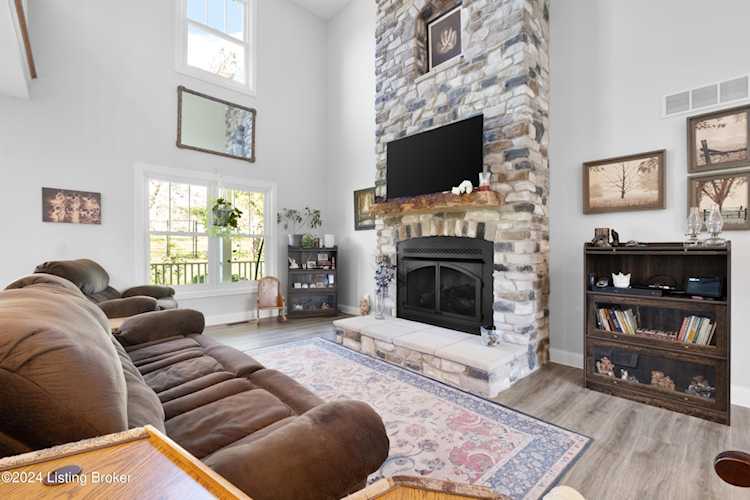 1800 Long Run Rd Louisville, KY 40245 MLS 1660809