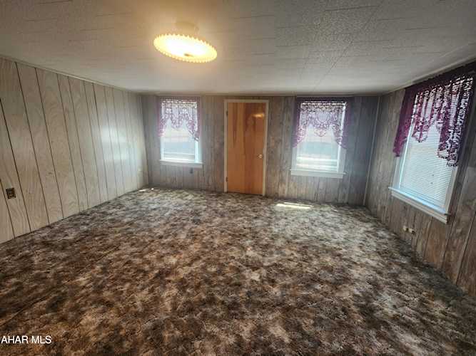 212 Blarney St in Newry, PA