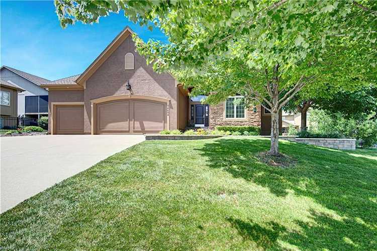 14604 Manor Rd Leawood, KS 66224 MLS 2489630