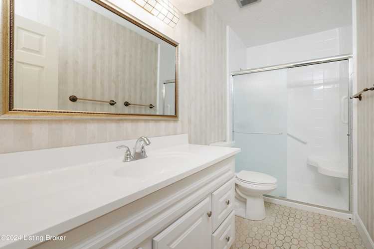 5800 Coach Gate Wynde 272 D Louisville KY 40207 MLS1663424