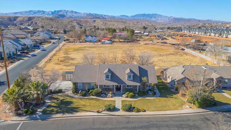 875 Country LN Santa Clara, UT 84765 home for sale, MLS#25-257615 - Erika Rogers Photo 1