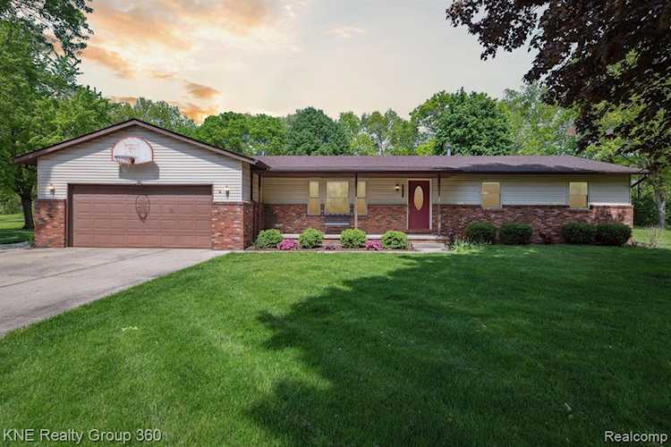 2899 Russell Dr in Genoa Twp, MI Photo 1