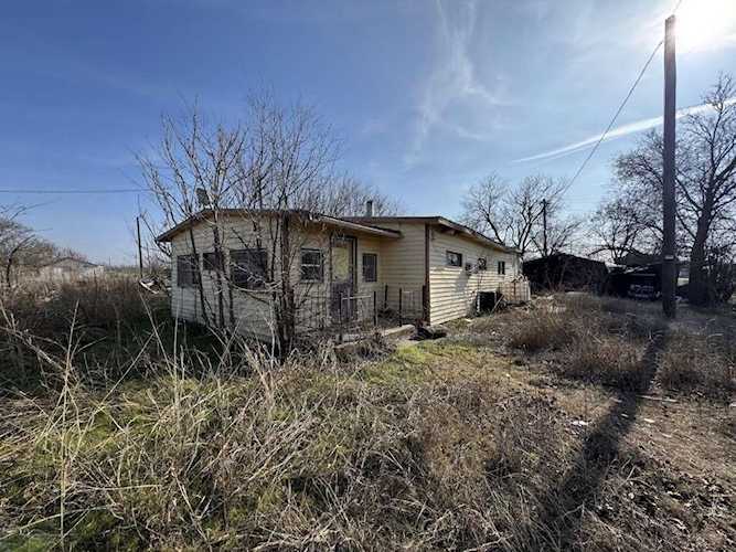 502 E Franklin Avenue, Electra, TX 76360 in Original Town E