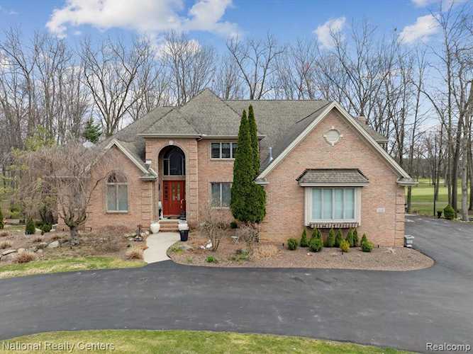 1449 Gleneagles in Highland Twp, MI Photo 1