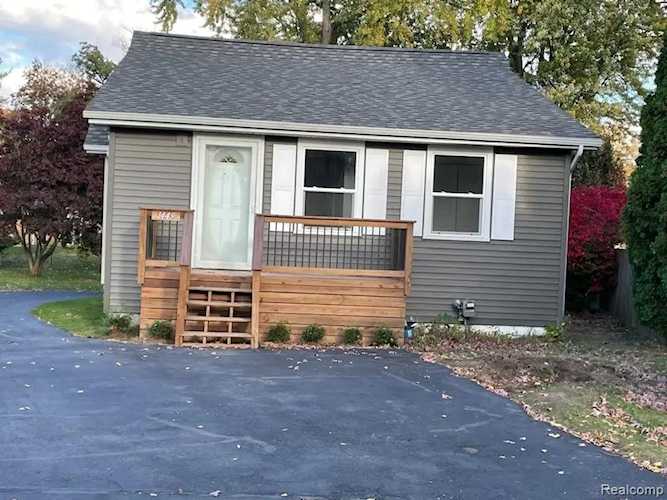 1449 Benvenue St in Sylvan Lake, MI Photo 1