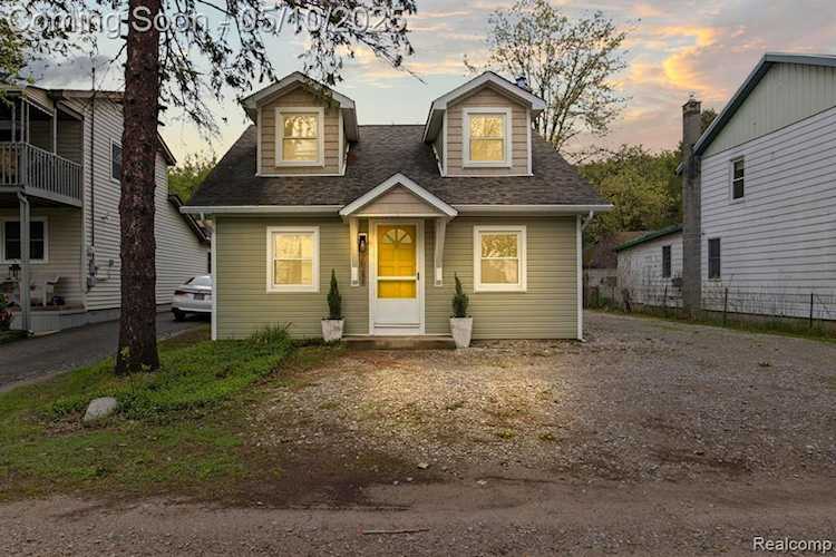 10281 Grove Dr in Green Oak Twp, MI Photo 1