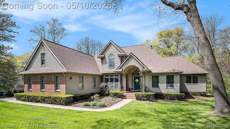 6858 Corrigan Dr in Hamburg Twp, MI Photo 1