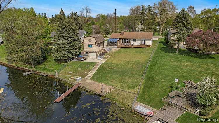 13386 N Fenton Rd in Fenton Twp, MI Photo 1