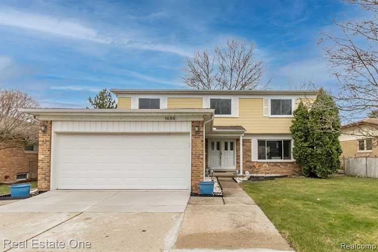 1686 Crestline Dr in Troy, MI Photo 1