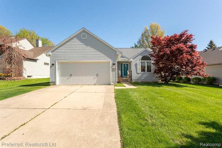 454 Woodland Dr in Saline, MI Photo 1