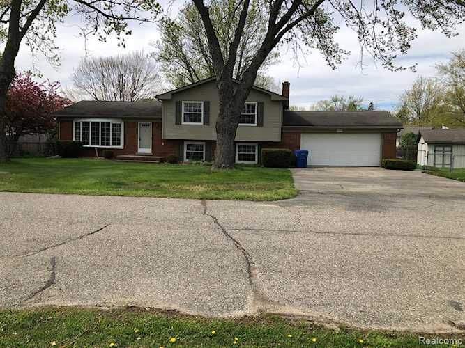5510 Berkley Dr in Waterford Twp, MI Photo 1