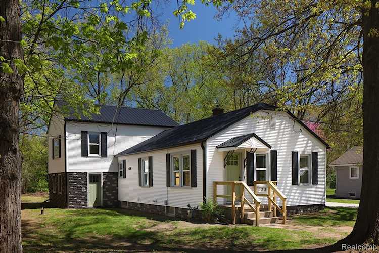 133 Avon Dr in Bedford Twp, MI Photo 1