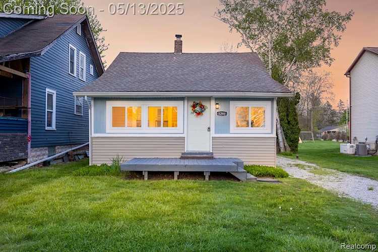 1291 E Lake Dr in Novi, MI Photo 1