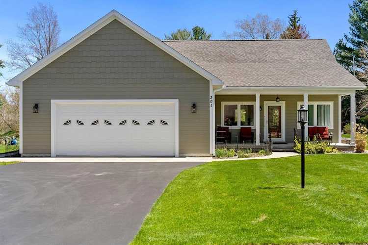 301 Pearl St in Paradise Twp, MI Photo 1