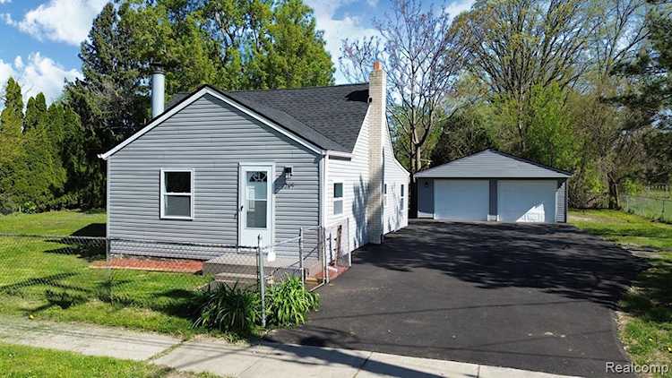 2265 Morris Ave in Burton, MI Photo 1