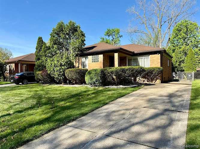 21911 Kenosha St in Oak Park, MI Photo 1