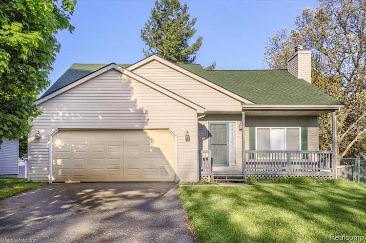 883 Inverness Dr in Oxford Twp, MI Photo 1
