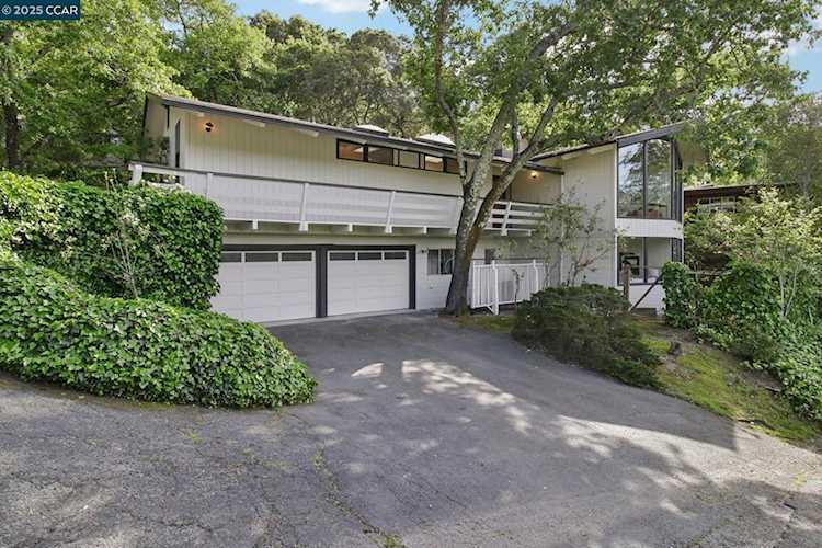 30 La Cuesta Rd, Orinda, CA 94563