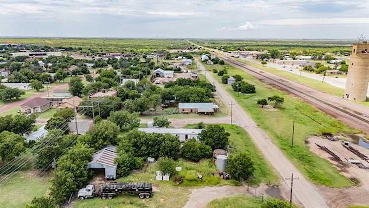 300 S Waggoner Street, Electra, TX 76360