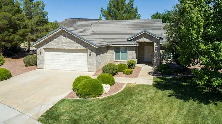 1730 W Stonebridge #25 St George, UT 84770 home for sale, MLS#25-263269 - Erika Rogers Photo 1