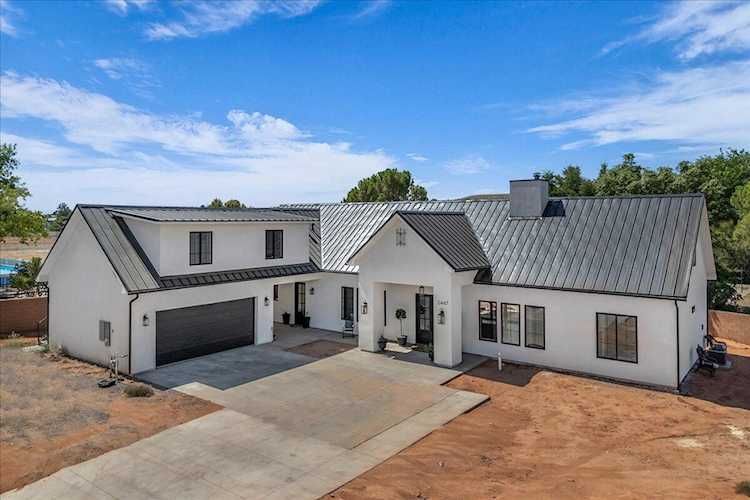 2447 Arrowhead Trl Santa Clara, UT 84765 home for sale, MLS#25-264042 - Erika Rogers Photo 1