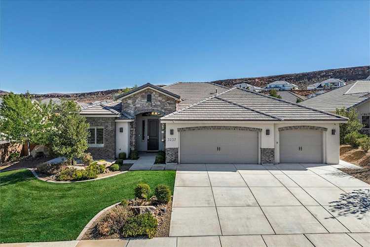 3237 S Tiger Maple CIR St George, UT 84790 home for sale, MLS#25-266087 - Erika Rogers Photo 1