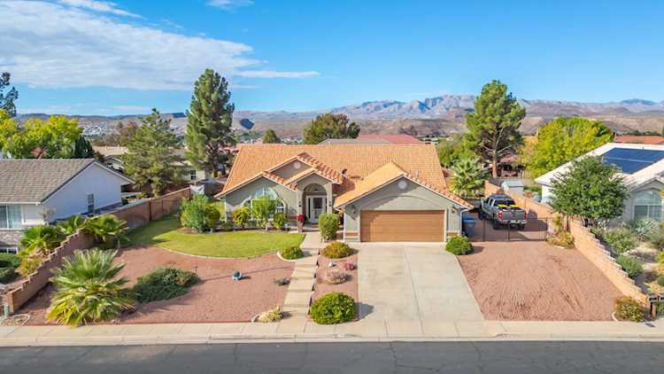 695 N Daybreak DR St George, UT 84770 home for sale, MLS#25-266355 - Erika Rogers Photo 1