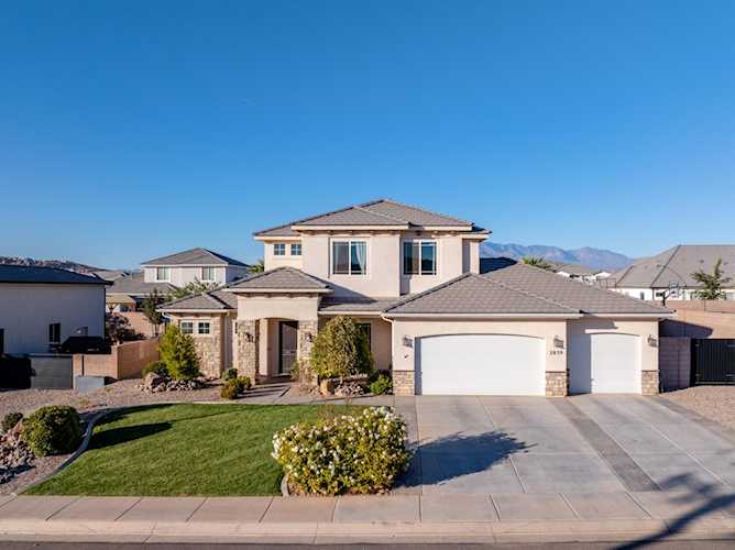 2839 E Horseman Park DR St George, UT 84790 home for sale, MLS#25-266686 - Erika Rogers Photo 1