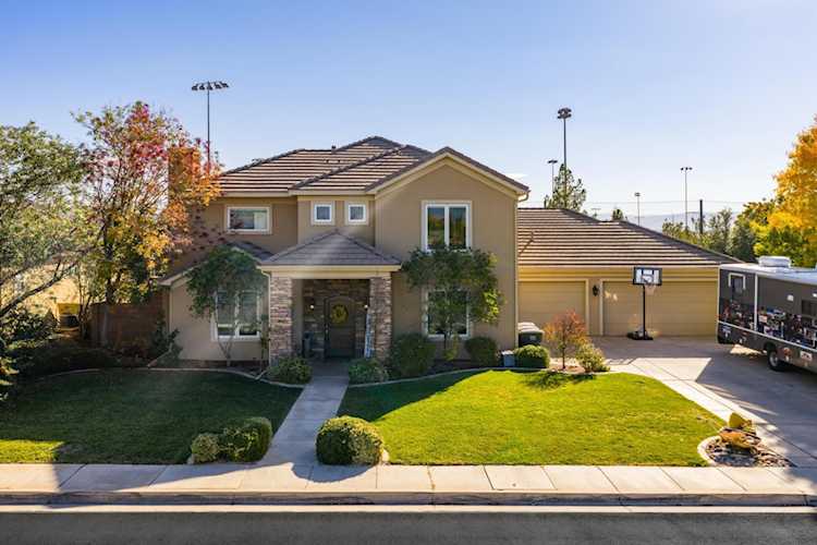 2442 E Mountain Ledge St George, UT 84790 home for sale, MLS#25-265250 - Erika Rogers Photo 1