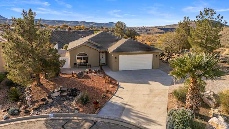 205 W Terrace CIR Toquerville, UT 84774 home for sale, MLS#25-267065 - Erika Rogers Photo 1