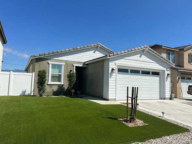 426 E Orchard St, Rialto, CA 92376
