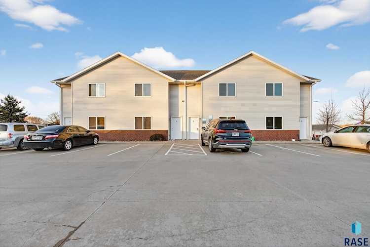 Exterior of 2800 E Madison St four-plex in Sioux Falls