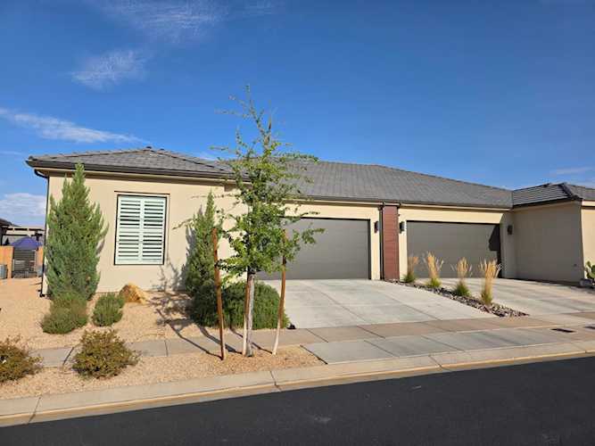 4616 S Wallace CIR St George, UT 84790 home for sale, MLS#25-264155 - Erika Rogers Photo 1