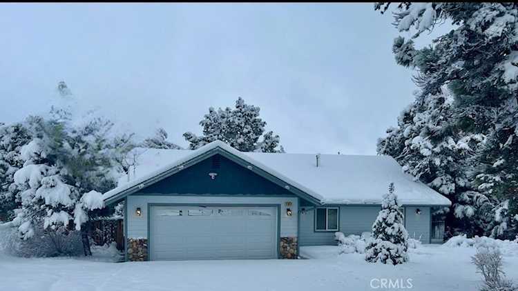 187 Dixie Lee Ln, Sugarloaf, CA 92386