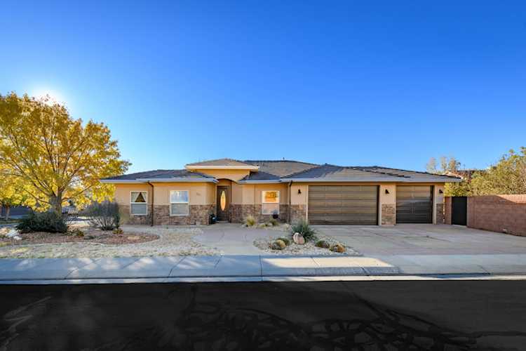 201 W Lake LN Toquerville, UT 84774 home for sale, MLS#25-267723 - Erika Rogers Photo 1