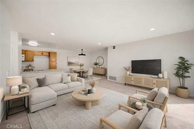 2521 W Sunflower Ave #R8, Santa Ana, CA 92704